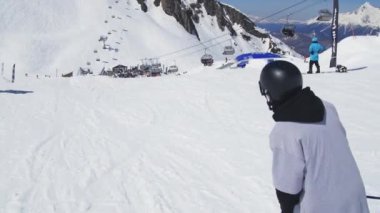 Soçi, Rusya - 2 Nisan 2016: Kayakçı slayt Ray üzerinde. Güneşli bir gün. Kayak Merkezi. Karlı dağlar. Aşırı spor