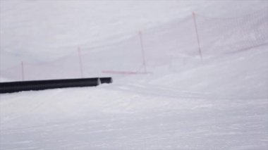 Soçi, Rusya - 2 Nisan 2016: Kayakçı Kayak Merkezi üzerinde kicker slaytta. Güneşli bir gün. Karlı dağlar. İnsanlar.