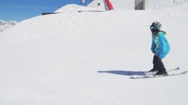 Sochi, Rusya Federasyonu - 2 Nisan 2016: Raylar olun kayakçı atlama çevirir. Güneşli bir gün. Kayak Merkezi. Karlı dağlar. Spor
