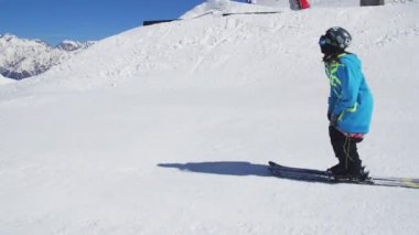 Soçi, Rusya - 2 Nisan 2016: Kayakçı slayt üzerinde demiryolu, yamaçta binmek. Güneşli bir gün. Kayak Merkezi. Karlı dağlar.