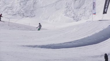 Soçi, Rusya - 2 Nisan 2016: Kayakçı atlamak sıçrama tahtası. Kameraman. Kayak Merkezi. Aşırı. Aktif spor