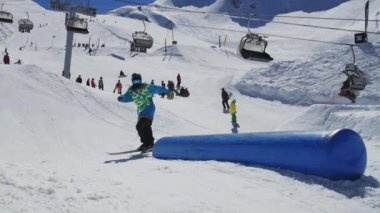 Sochi, Rusya Federasyonu - 2 Nisan 2016: Kicker, kayakçı atlama yapmak ters çevir. Güneşli bir gün. Kayak Merkezi. Dağlar. Aşırı spor