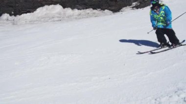 Soçi, Rusya - 2 Nisan 2016: Kayakçı slayt aralarında yamacında. Serbest stil. Güneşli bir gün. Kayak Merkezi. Dağlar.