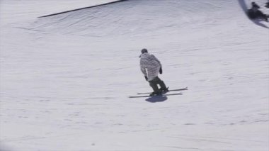 Sochi, Rusya Federasyonu - 2 Nisan 2016: Demiryolu üzerinde kötüyola kayakçı. Kayak Merkezi. Güneşli. Aşırı stunts. Aktif spor.