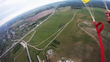 Yeşil alanların üstünde uçan profesyonel paraşüt jumper. İyi akşamlar. Aşırı.