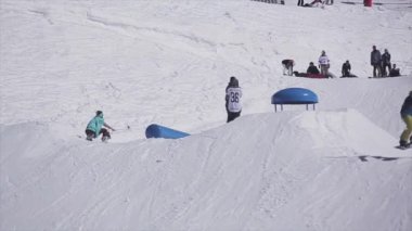 Sochi, Rusya Federasyonu - 2 Nisan 2016: Snowboarder sıçrama sıçrama tahtası, üzerinden yapmak ters çevir. Kayak Merkezi. Aşırı. Aktif spor