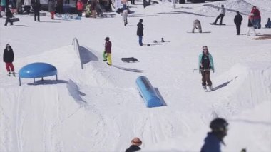Soçi, Rusya - 2 Nisan 2016: Snowboarder sıçrama sıçrama tahtası üzerinde. Kayak Merkezi. Aşırı. Aktif spor. İnsanlar