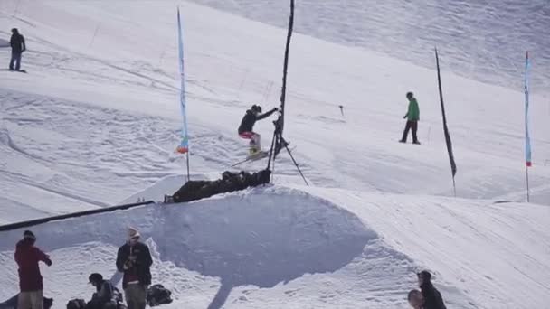Sotschi, Russland - 2. April 2016: Skifahrer springen vom Sprungbrett, greifen ins Skigebiet. sonniger Tag. Reiten. — Stockvideo