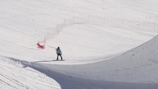 Sochi, Rusland - 2 April 2016: Snowboarder rit op Springplank. Maken spiegelen. Zonnige dag. Skigebied. Mensen. — Stockvideo