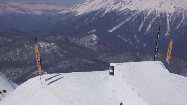 Sochi, Rusko - 2. dubna 2016: Snowboardista snímku svah. Lyžařské středisko. Sunny. Scenérie pohoří. Aktivní sport — Stock video