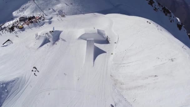 Soczi, Rosja - 2 kwietnia 2016: Dron strzelać stoków w ośrodku narciarskim. Snowboardzistów i narciarzy. Trampolina. — Wideo stockowe