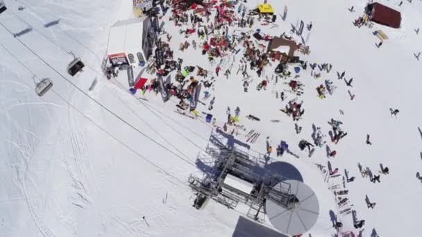 СОЧИ, РОССИЯ - 2 апреля 2016 года: квадрокоптер летает над лыжниками-сноубордистами на горнолыжном курорте. Лыжные подъемники. В лагере. Солнце — стоковое видео