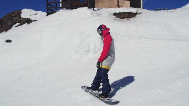 Sochi, Rusko - 2. dubna 2016: Snowboardista snímek na svahu. Slunečný den. Lyžařské středisko. Freestyle. Extrémní sport — Stock video
