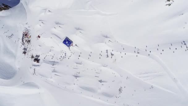 Σότσι, Ρωσία - Σάββατο 2 Απριλίου 2016: Ύψους πάνω από τους snowboarders, σκιέρ στο χιονοδρομικό θέρετρο. Λιφτ του σκι. Τοπίο — Αρχείο Βίντεο