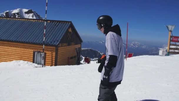 SOCHI, RUSIA - 2 DE ABRIL DE 2016: Deslizamiento de esquiador en pendiente. Estilo libre. Día soleado. Estación de esquí. Montañas. Deporte extremo — Vídeo de stock