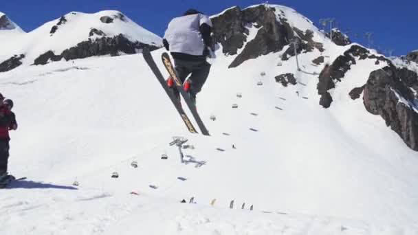 SOCHI, RUSSIA - 2 APRILE 2016: Sciata sul trampolino di lancio. Giornata di sole. Località sciistica. Montagne. Trucchi. Scivolamento . — Video Stock