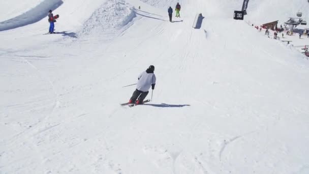 SOCHI, RÚSSIA - 2 de abril de 2016: Ski slide on rail. Sorri. Dia ensolarado. Estância de esqui. Montanhas. Desporto extremo — Vídeo de Stock