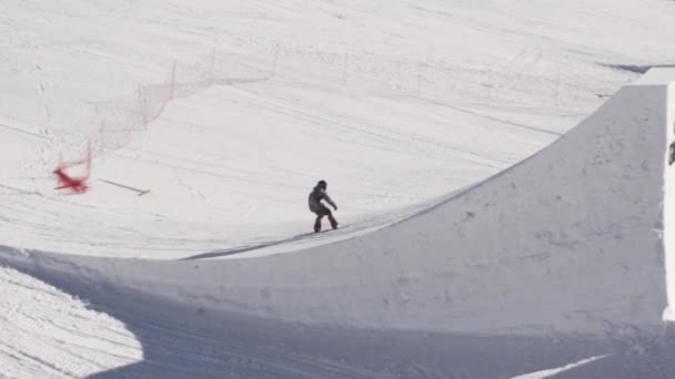 Sochi, Oroszország - április 2-án, 2016: Síelő ride ugródeszka. Hogy mutatvány a levegőben. Süt a nap. Sí resort. Az emberek. — Stock videók