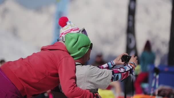 Soczi, Rosja - 2 kwietnia 2016: Młoda para Weź selfie w encamp. Ośrodek narciarski. Osób. Snowboardzistów i narciarzy — Wideo stockowe