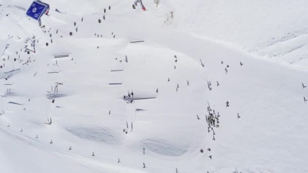 俄罗斯索契-2016 年 4 月 2 日︰ 直升机飞以上滑雪板，滑雪滑雪度假村。滑雪缆车。阳光灿烂的日子. — 图库视频影像