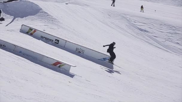 Soczi, Rosja - 2 kwietnia 2016: Narciarz slajdów na szynie. Ośrodek narciarski. Słoneczny dzień. Góry. Osób. Ekstremalne akrobacje — Wideo stockowe