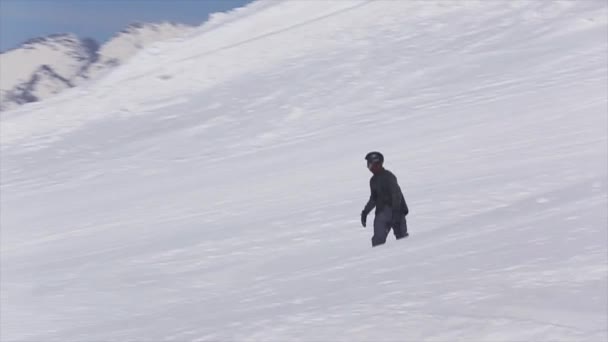 СОЧИ, РОССИЯ - 2 апреля 2016 года: Поездка на сноуборде по склону. Лыжный курорт. Пейзаж горы. Активный спорт — стоковое видео