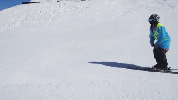 SOCHI, RUSIA - 2 DE ABRIL DE 2016: Deslizamiento del esquiador sobre raíl, voltéese. Día soleado. Estación de esquí. Montañas nevadas. Extremo. — Vídeos de Stock