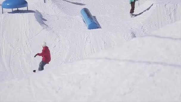 SOCHI, RUSIA - 2 DE ABRIL DE 2016: Salto snowboarder sobre trampolín, hacer voltear. Estación de esquí. Extremadamente. Deporte activo — Vídeo de stock