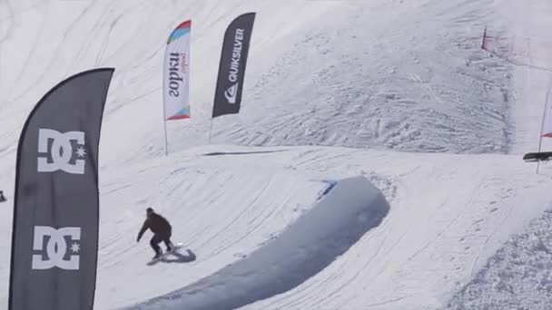 SOCHI, RUSIA - 2 DE ABRIL DE 2016: Snowboarder salto de trampolín, hacer agarrar. Estación de esquí. Extremadamente. Deporte activo — Vídeos de Stock