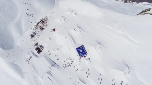 Soczi, Rosja - 2 kwietnia 2016: Dron latają nad snowboardzistów, narciarzy ski resort. Wyciągi narciarskie. Trampolina — Wideo stockowe