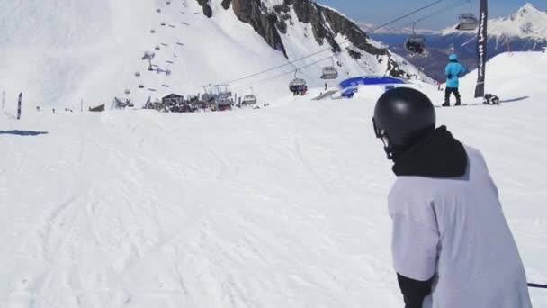 Sochi, Rusland - 2 April 2016: Skiër dia op spoor. Zonnige dag. Skigebied. Besneeuwde bergen. Extreme sporten — Stockvideo