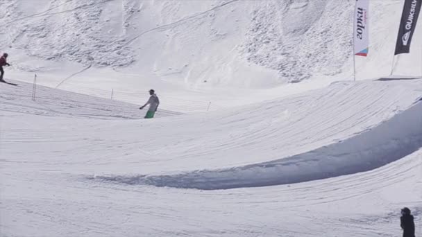 Sochi, Rusko - 2. dubna 2016: Lyžař skok z odrazový můstek. Kameraman. Lyžařské středisko. Extrémní. Aktivní sport — Stock video