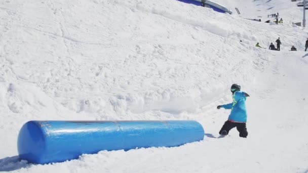 SOCHI, RÚSSIA - 2 de abril de 2016: Ski slide on rail, kicker. Dia ensolarado. Estância de esqui. Montanhas nevadas. Extremo — Vídeo de Stock