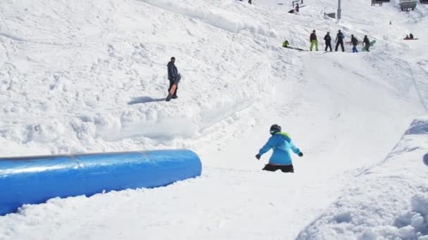 Sotschi, Russland - 2. April 2016: Skifahrer rutscht auf Piste zurück, springt auf Kicker. Skigebiet. Schneebedeckte Berge. Extrem — Stockvideo