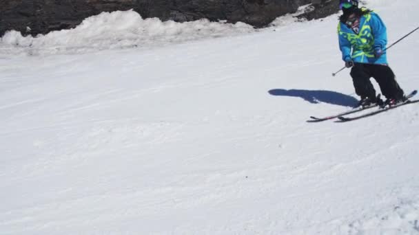 SOCHI, RUSSIE - 2 AVRIL 2016 : glissement du skieur sur la pente entre autres. Freestyle. Journée ensoleillée. Station de ski. Montagnes . — Video