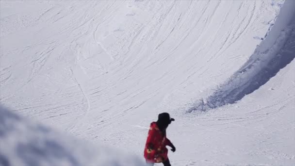 SOCHI, RUSIA - 2 APRILIE 2016: Snowboarder ride on slope on ski resort. O zi însorită. Munţi înzăpeziţi. Extrem — Videoclip de stoc