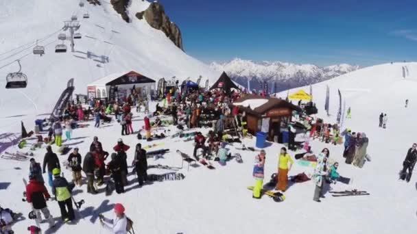 Sochi, Ryssland - April 2, 2016: Quadrocopter skjuta snowboardåkare, skidåkare i encamp på skidorten. Bergen. — Stockvideo