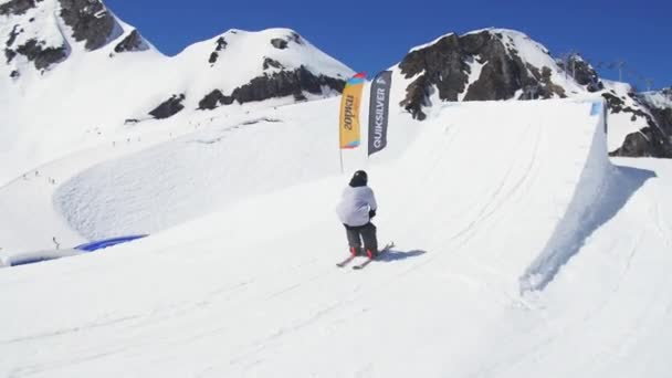 SOCHI, RÚSSIA - 2 de abril de 2016: Esquiador deslizante na encosta. Estilo livre. Dia ensolarado. Estância de esqui. Montanhas. Desporto extremo — Vídeo de Stock