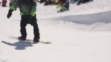 Soçi, Rusya - 1 Nisan 2016: Snowboard Sürüş tramplen atlama basketbol sepet arkasında. Güneşli. İnsanlar