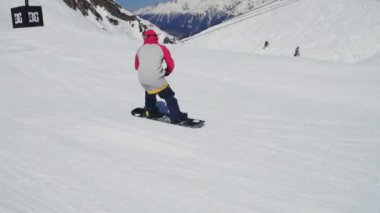 Sochi, Rusya Federasyonu - 2 Nisan 2016: Demiryolu, Snowboarder kaymasını çevir. Güneş Kayak Merkezi. Dağlar. Aşırı spor