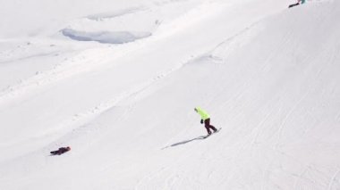 Sochi, Rusya Federasyonu - 1 Nisan 2016: Snowboarder yüksek atlama sıçrama tahtası üzerinden yapmak, havada dön, yamaçta düşmek.