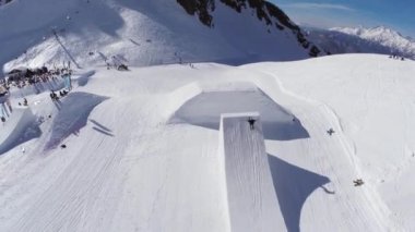 Soçi, Rusya - 2 Nisan 2016: Quadrocopter ateş kayakçı atlamak sıçrama tahtası. Karlı dağ. Güneşli gün.