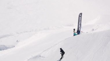 Sochi, Rusya Federasyonu - 1 Nisan 2016: Snowboarder yüksek atlama üzerinden sıçrama tahtası, arkanı havada. Kayak Merkezi. Hız