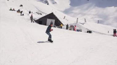 Soçi, Rusya - 1 Nisan 2016: Snowboard binmek sıçrama tahtası atmak top basketbol sepet içine. Dağ. Güneş