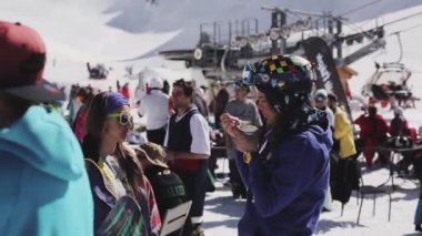 Sochi, Rusya Federasyonu - 2 Nisan 2016: Kız kask içinde diğer insanlar arasında encamp öğle yemeği var. Kayak Merkezi. Tatil