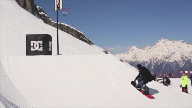 Sochi, Rusya Federasyonu - 1 Nisan 2016: Snowboard Sürüş sıçrama tahtası üzerinde ters takla atarak basketbol sepeti, olun. İnsanlar
