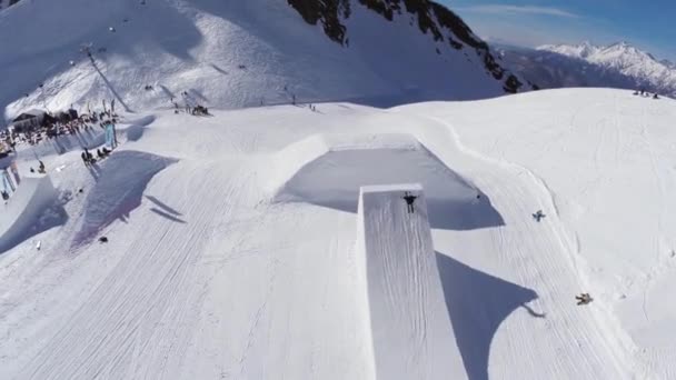 SOCHI, RÚSSIA - 2 de abril de 2016: Quadrocopter shoot skier jump from springboard. Montanha nevada. Dia ensolarado . — Vídeo de Stock