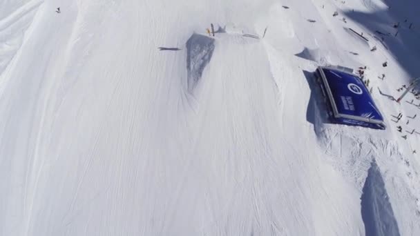 Soczi, Rosja - 2 kwietnia 2016: Dron strzelać stoków w ośrodku narciarskim. Trampoliny. Trampolina. Słoneczny. Zawodnicy — Wideo stockowe