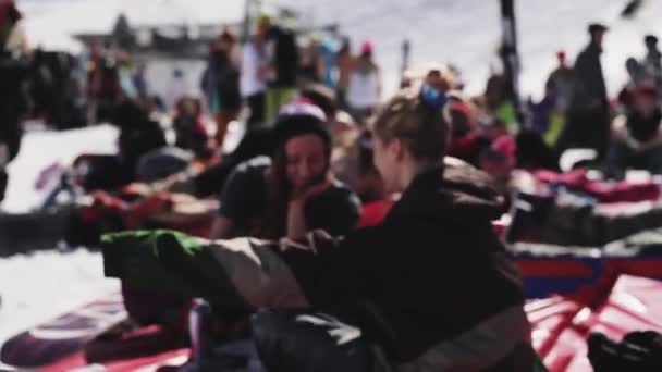 SOCHI, RUSIA - 2 DE ABRIL DE 2016: Las niñas se relajan en el campamento entre otras personas. Estación de esquí. Vacaciones. Sonríe . — Vídeos de Stock