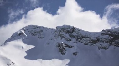 Sochi, Rusya - 1 Nisan 2016: Karlı dağlarda Kayak Merkezi, manzara. Mavi gökyüzü. Bulutlar. Doğa. Kimse.